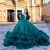 Emerald Green Off the Shoulder Ball Bown Quinceanera Dresses Beads Crystal Tull Tiersed Vestidos de 15 Anos Corset Dress for 16 -årsdag