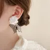 Boucles d'oreilles Stud Fleur blanche avec papillon pendentif féminin hypollergénique ornements légers légers