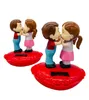 Bilsoldrivna älskare Toys Automatic Shaking Head Kiss Doll Toy Desktop Decor Ornament Dekoration3261242