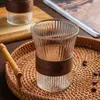 Vinglas med japansk stil glas te muggar vertikal spannmål kaffekopp med valnöt ärm transparent öl dryck