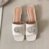 Femmes confortables Sandales diamants célèbres Rhingestone G Buckle Designer Summer Elegant Chunky Block High Heels 3cm 7cm Fashion Outdoor Vacation Beach Slippers