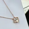 2024 Clover Necklace Fashion Charm قلادة 18K Rose Gold Silver Placed Diamond Pendant لـ Womengirl Valentine مصمم المجوهرات هدية المجوهرات