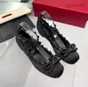 Scarpe da balletto in raso Nuove piatti di fiocchi miui con rivestimento a filo con canottiere in barca a croce di seta a croce di raso caviglia mary jane scarpe da donna scarpe casual per le vacanze appartamenti