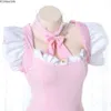 Śliczny różowy strój pokojówki Japońska dziewczyna