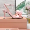 Eleganti sandali ad alto tacco a tallone raso scarpe designer di lusso decorazioni di fiori rosa piattaforme di moda per la moda per matrimoni Sandalo per feste