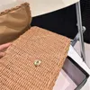 2024 Sacos de ombro de palha de mulher designer Bolsa de praia Cadeirbody Chain Small Flaps Fashion Crochet Cross Body Gold Letter