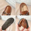 Sneakers Jungen vielseitig Moccasin Schuhe Hochglänzende Sommer 2022 Solid schwarze Party -Ladungsstoffe Kinder Mode weiche atmungsbezogene Roundtoe Kinder