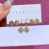 أقراط جديدة عالية الجودة مصممة من مصممي Advanced Laser Four Leaf Earrings Three Pair Set Light Luxury Fashion Ear مع Logo Vancelf