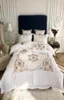 Cubierta de edredón de tamaño king queen size juego de sábana plana de cola plana bordado blanco 4pcs juegos de cama de boda de algodón de seda casa de lujo 1198095