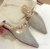 Casual schoenen zwarte kaki Italiaanse vrouwen schoenen klassieke luxe retro slippers ondiepe mond metaal gemengde kleurglaasjes plat buiten modieus 43 t240409