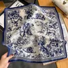 Sjaals 2023 Nieuw luxe ontwerp retro bloemenprint % Real Silk Square -sjaal voor vrouwen zachte tas lint haarband Bandana necklerchief240409