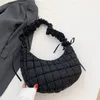 Kvällspåsar kvinnor modekudde axel väska design hobos crossbody bomull bubbla handväska stor kapacitet dam vadderad shoppare tote