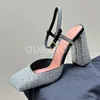 Sandały Lady Sandal Styl Letni Design Design Rhinestone Dekoracja kwadratowa palec czapki buty damskie szlachetne luksus