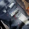 Shorts maschile Shorts retrò per uomo estate 2024 Nuovi graffiti hip-hop strappati per maschi in denim cortometraggi di abbigliamento da strada pantaloni ginocchisi J240409