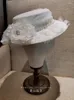 Beretten Franse witte bruiloftshoed Mesh Pearl Decorated Flat Flower Fedoras Elegante damescocktail Fancy Show formele Fedora Cap 2024