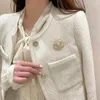 Brosches Camellia Brosch Fashion Luxury Rhinestone Imitation Pearl Pin For Women Clothes Corsage smycken Tillbehör Partihandel
