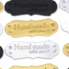 50st 41x16mm handgjorda taggar handgjorda faux läder stickning etikett för kläder handgjorda med kärlek pu -etikett för väskor tillbehör