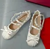 Satin Ballettschuhe Neue Miui Bow Flats Rimmte Rivet Flat Boat Schuhe Seide Satin Kreuzgurt Knöchel Mary Jane Schuhe Frauen lässige Schuhe Feiertags Wohnungen