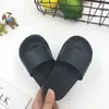 Slipper Summer Solid Color Kids tofflor For Boys Girls Pvc Home Flip Flops Soft Sole Anti Slip Toddler Shoes Inomhus Bekväma sandaler 240408