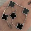 Van Jewelry Clover Bracelet 2024 Pulseira de trevo de luxo Pérola 4 peças 18k Brincos de colar de ouro 18k Charm de marca de laser de casamento 1992ctvcw