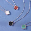 Van Four Leaf Clover -halsband för kvinnor 2024 Ny lyx nisch Senior Diamond Pendant Design Sense 925 Silvertröja kedja