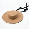 Bred brim filt hatt platt topp vinterbåt hattar för kvinnor män band snörning hatt haka remm mode ull hatt damer ourdoor hat240327