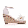 Sandaler Crystal Queen 9cm Peep Toe High Heels White Spets Flower Wedges Platform Tassels Shoes Plus Size H240409 3PJ2