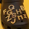 1PCS Golden Bling Letters Shoe Charms Combinando livremente cartas de metal Acessórios para mulheres com entupimento jeans