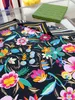 Modemarke Silk Square Schal Druck Blumen neues Mädchen Soft Fabric Designer G echtes Paar Schal exquisites Zubehör Vielseitige Auswahl an Stirnband 90x90cm 2 Farbe