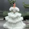 Partykleider wunderschöne üppige Mesh -Prom -Ball -Kleider von den Schulterrüschen abgestuftet Tüll formelle Braut Kleid Feder Lange Berühmtheit