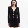 Vestidos casuais Autumn e Winter Women Women Velvet Rhinestones Button Stitching Mini vestido de mangas compridas em V