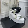 Xiaoxiangfeng sandálias soladas grossas, saltos de inclinação expostos de esponja de esponja feminina, plataforma impermeável, sapatos de diamante de altura elevada, versátil extra para usar em