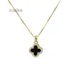 Collier de trèfle incrusté en diamant Girls de tempérament féminin Advanced Send Double face Shell Pendant la chaîne de clavicules Pendant Shell