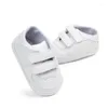 Premiers marcheurs chaussures de bébé blanches garçons filles puurs de baskets respirantes