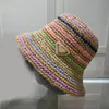 Summer Słomka luksusowy designer kubek ręcznie tkany plażowy kapelusz dzianinowy kapelusz swobodny mężczyźni i kobiety mody Sun Hat Classic Trójkąt logo Fisherman Hat (B0137)