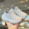 2024 NYA SOFT SOLED BABY FÖRSTA WALKERS SHOES Non-Slids slitfestande avslappnad bekväm stickad gitter Barnskor Designer pojkar och flickor sneakers