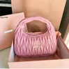 Женский розовый дизайнер Cleo Bag Miui Satchel Tote Wander Matelasse подмышечная роскошная роскошная кожа с наклеива