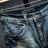 Klassieke retro noodlijdende herenbrief Gedrukte jeans shorts knie lengte rechte slanke gerafelde trend punk mannelijke denim shorts 240329