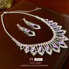 Collier creux triangulaire en diamant coloré, sens de conception exagéré, chaîne de clavicule, tempérament élégant et décoration de collier
