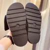 2023 Nouveaux couples Mandarin Chaussures de tournesol Sandales Slide Slippers Designer Femmes Trainer Coupages Modèles Slippers 01