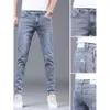 Jeans Men's Slim Fit Small Straight Jame 2023 Nouvelle tendance en détresse des hommes Summer Summer Casual Light Colored Pantal
