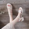 Sandálias Mulheres Moda de verão 2024 Captura estreita do cinto estreito Saltos grossos de cor sólida sapatos casuais simples