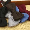 Bow -slipsar handgjorda stickade för män kvinnor solid färg brittisk stil casual bowknot kostym klänning slipsar cravat stickning ull bowtie