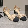 2024 sommar ny liten doftande båge tjock häl kvinnors runda huvudfärg block franska romerska baotou sandaler skor