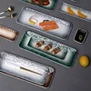 Een keramische plaat met eenvoudige stijl, rechthoekig dessert, creatieve snackplaat van huishoudens, hot pot service, Japanse sashimi sushi -plaat