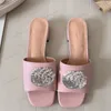 Klasyczne projektanta blokujące g diamenty Sandały Kobiety 3 cm Blok Obcina Letnie buty Przuszone skórzane śliski Sandal Sandal Płaskie zjeżdżalnia plażowe Kapcie Bling Crystal donfs