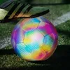 Football réfléchissant Holographic Luminal Soccer Ball Night Sports Outdoor Glowing Standard Soccer Taille 5 Pour les enfants Entraînement pour adultes 240407