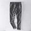 Pantalon masculin rayé avec une taille élastique