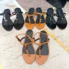 Kvinnor Svart läder Cassandra Flat Sandal Thong Flip Flops 2024 Helt nya svarta patentlägenheter Slingback Mules With Gold Hardware Ankel Strap Buckle