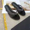 Mulheres Le Cassandra Slipper Slipping On Mules Patent Leather Sandal Gold Fliver Filelel Selppers Slippers Ladies Crystral Rhinestone Flip Flips Summer Beach Pool Slides